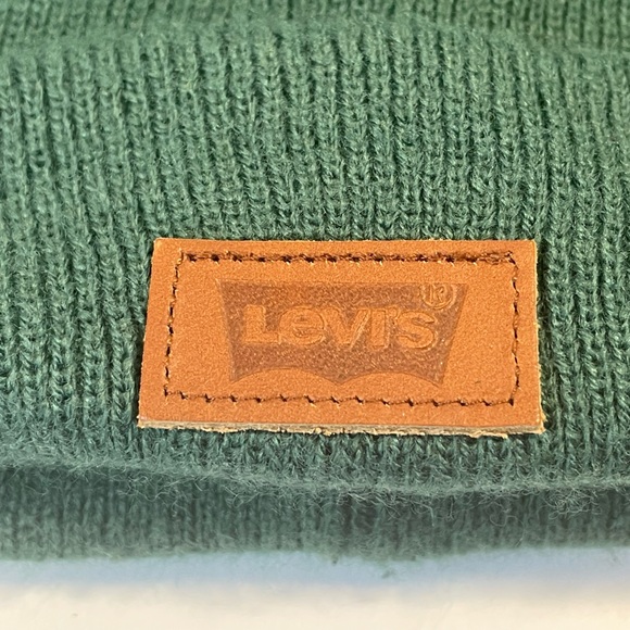 Levi's Men's Beanie Green Comfy Leather Logo Patch Hero Hat Winter Ribbed Knit - Picture 3 of 9